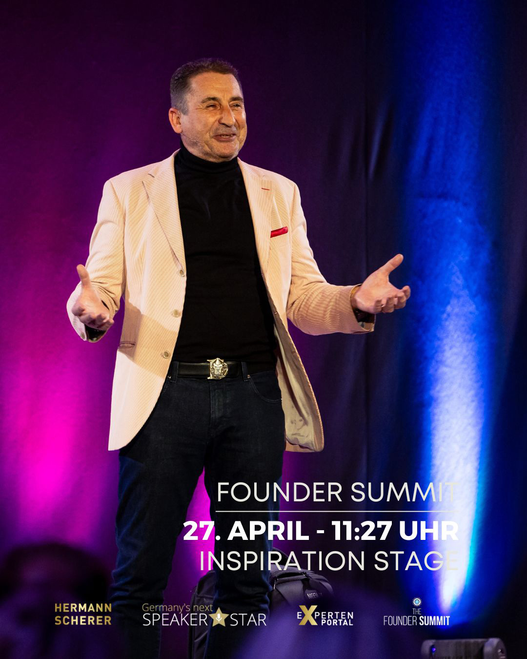 Große Bühne mit Lichtshow und „FOUNDER SUMMIT“ Schriftzug, oben ein rundes Logo.